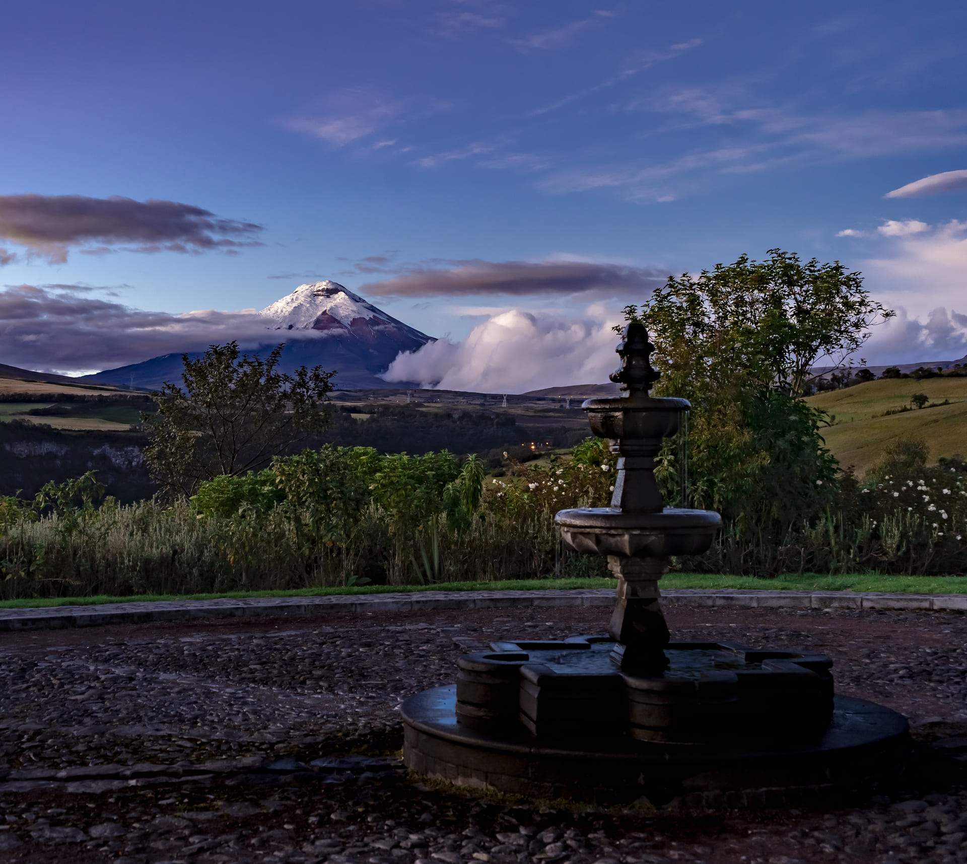 Vista del Cotopaxi desde los jardines de la Finca Hotel