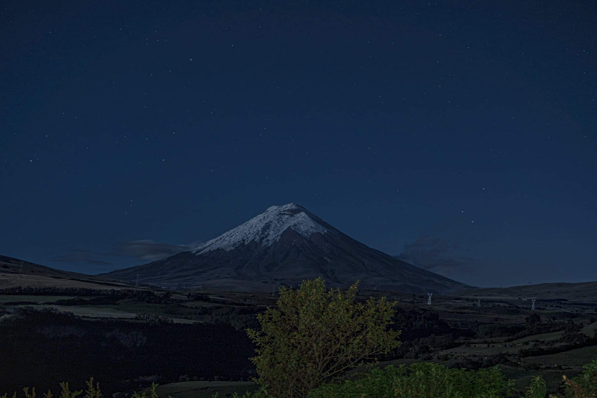 Cotopaxi y el paisaje altoandino al atardecer