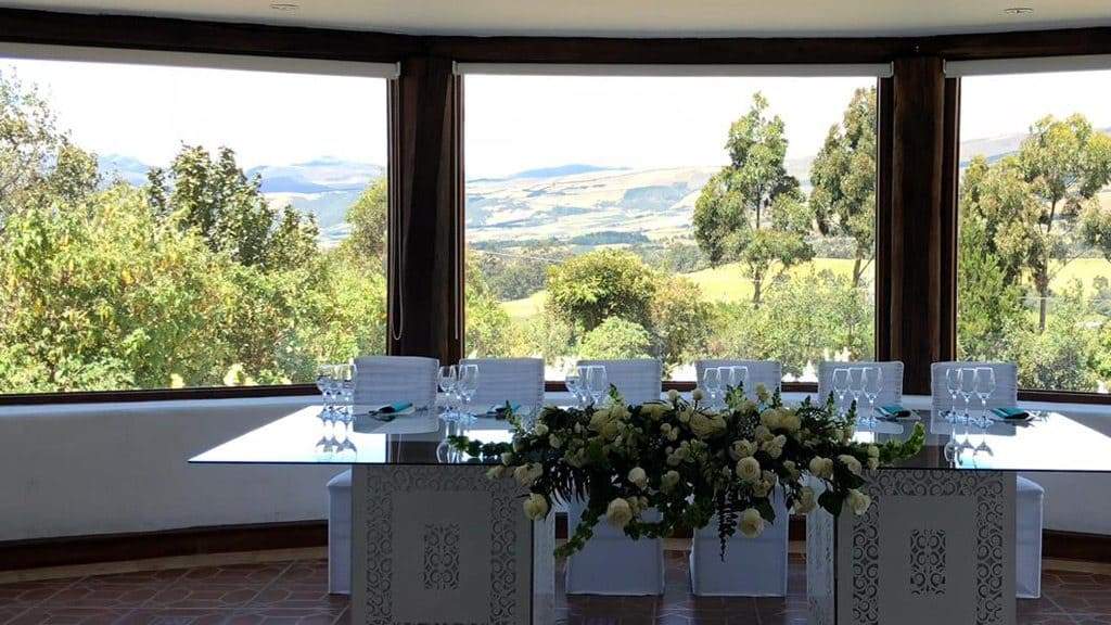 Ceremonia al aire libre con vista al paisaje andino