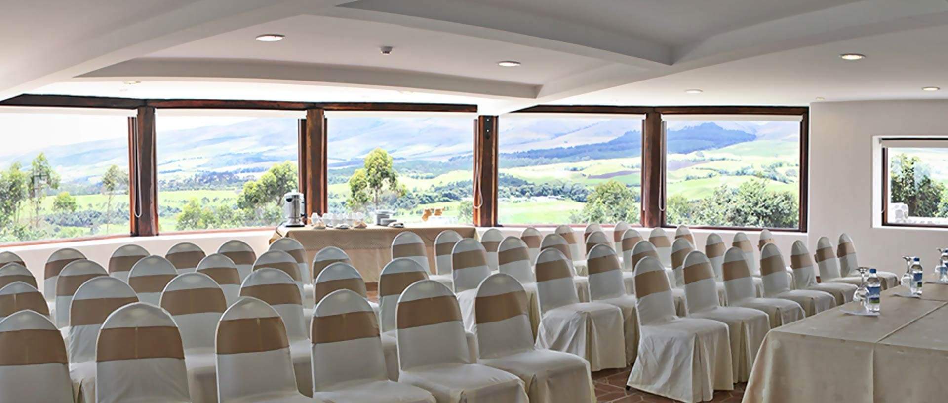 Salón dispuesto en formato auditorio con vistas a los Andes