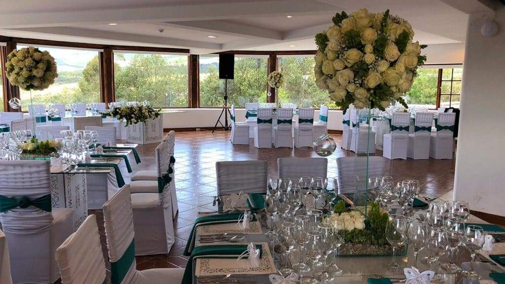 Mesas preparadas para una recepción privada