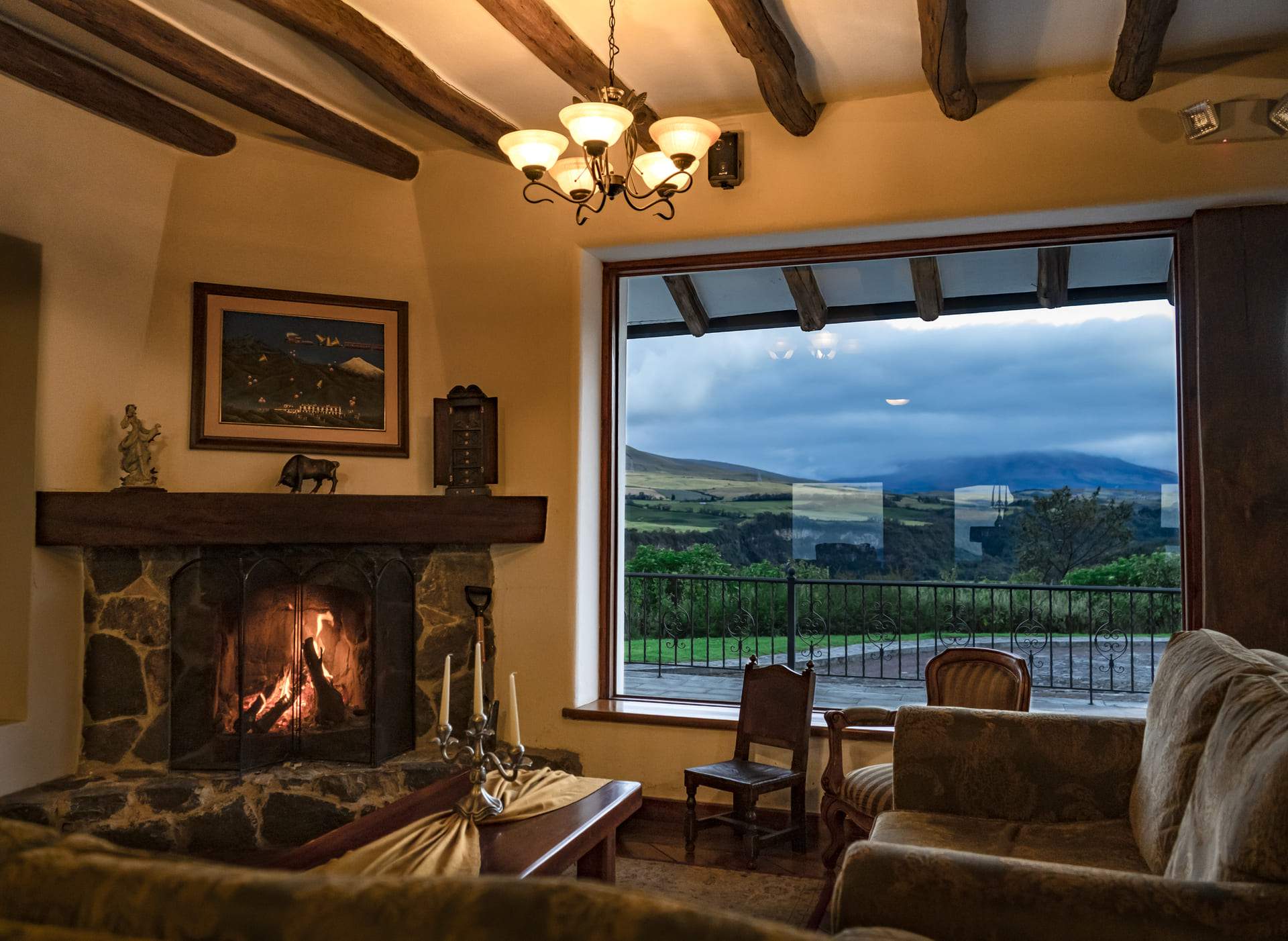 Sala con chimenea encendida