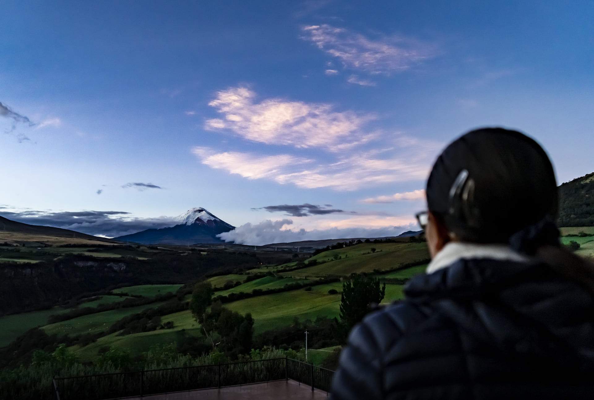 Huésped contemplando el Cotopaxi desde la finca
