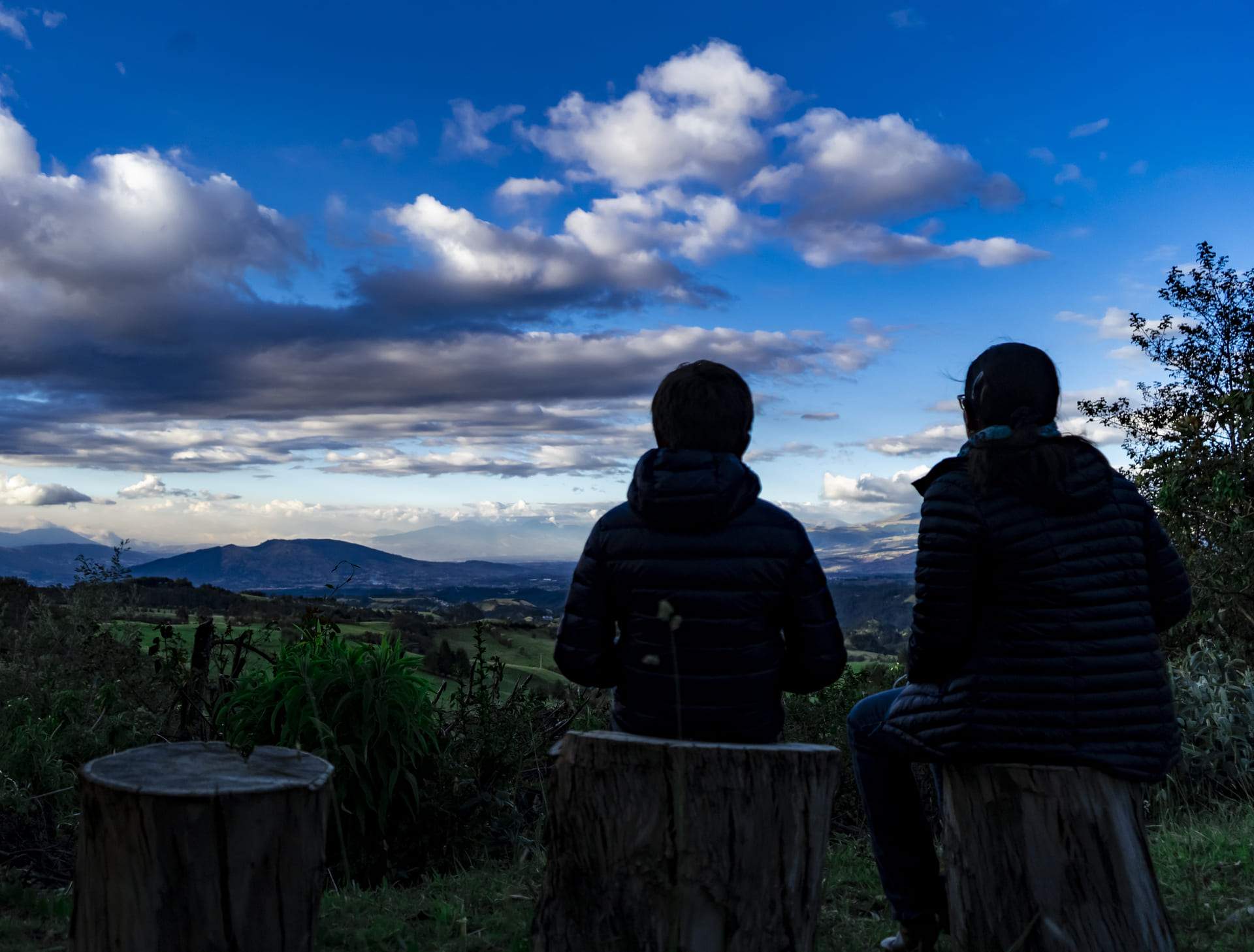 Huéspedes contemplando el atardecer sobre el paisaje andino