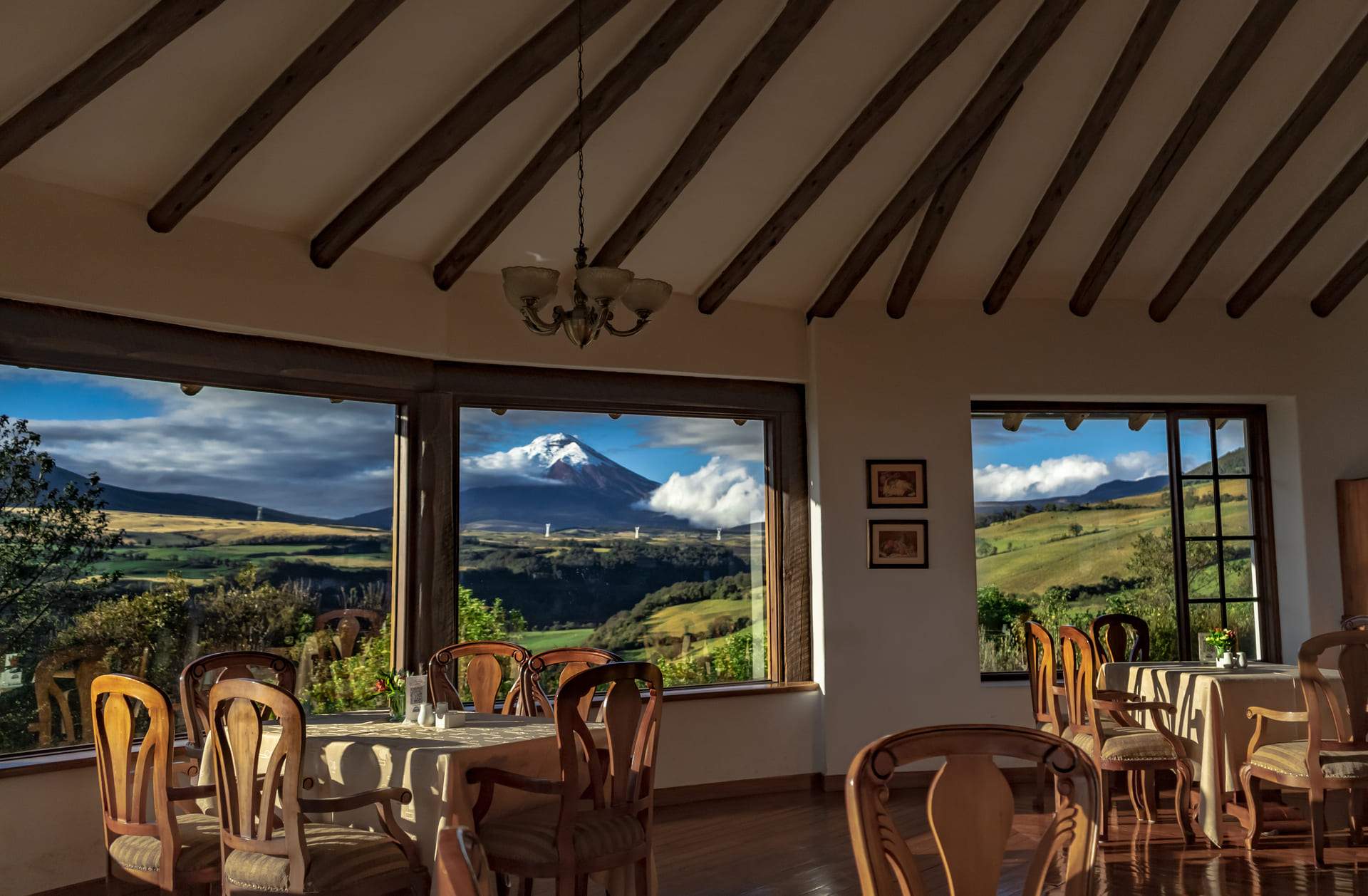 Comedor de la Finca Hotel con vista al Cotopaxi