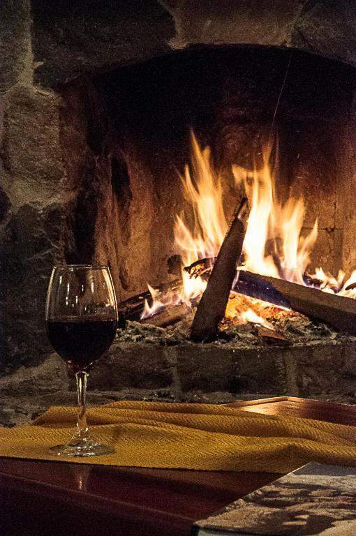 Fuego en la chimenea de piedra de la habitación Cotopaxi